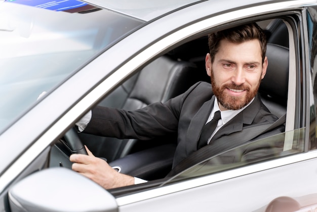 Free photo handsome male taxi driver in costume