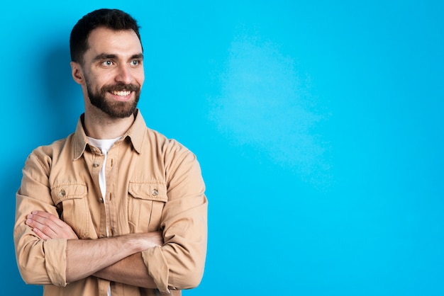 Free photo handsome man posing with crossed arms