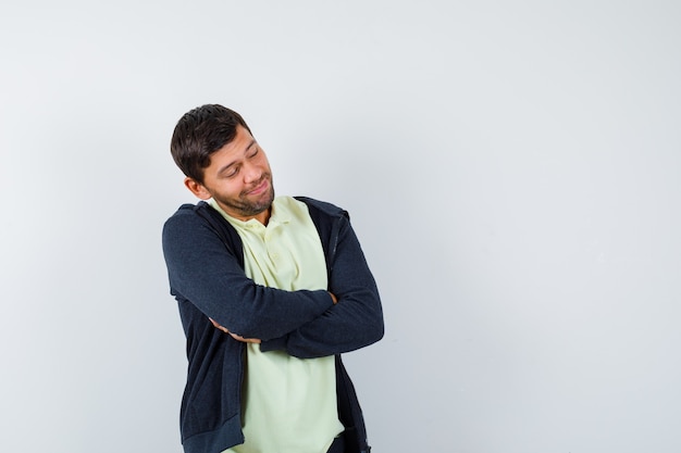 Free Photo handsome man wearing a casual outfit