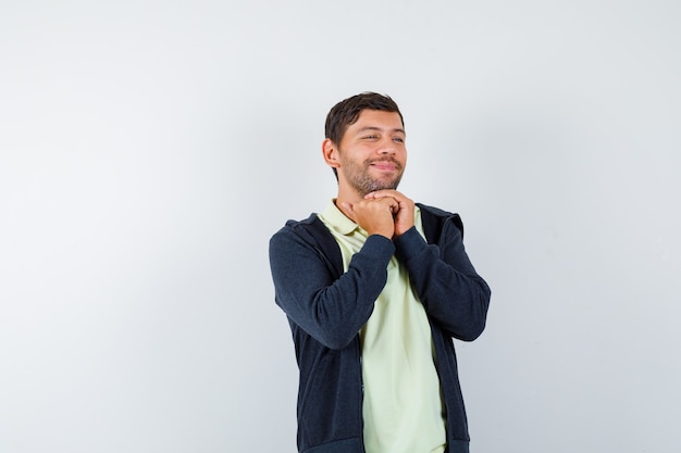 Free photo handsome man wearing a casual outfit