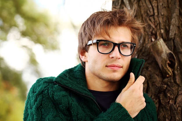 Free photo handsome man with glasses