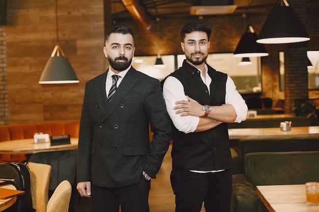 Free photo handsome men in a restaurant