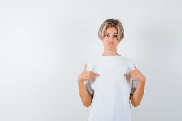 Free photo handsome teen boy in a white t-shirt