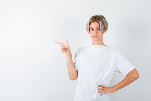 Free photo handsome teen boy in a white t-shirt