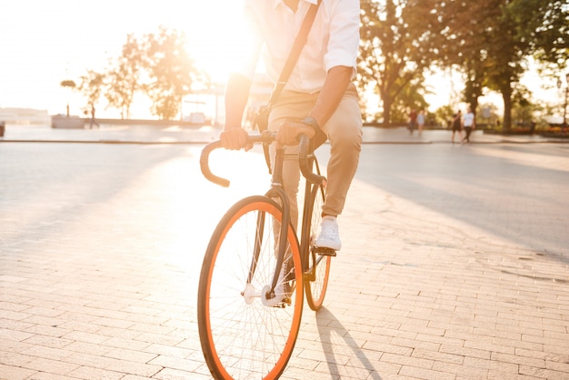 Free photo handsome young african man in early morning with bicycle