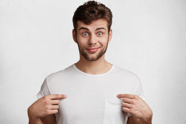 Free photo handsome young man in white t-shirt