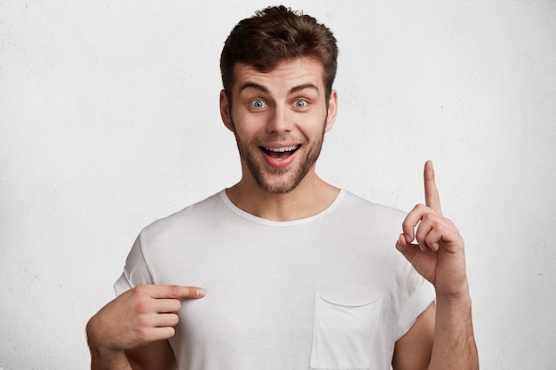 Free Photo handsome young man in white t-shirt