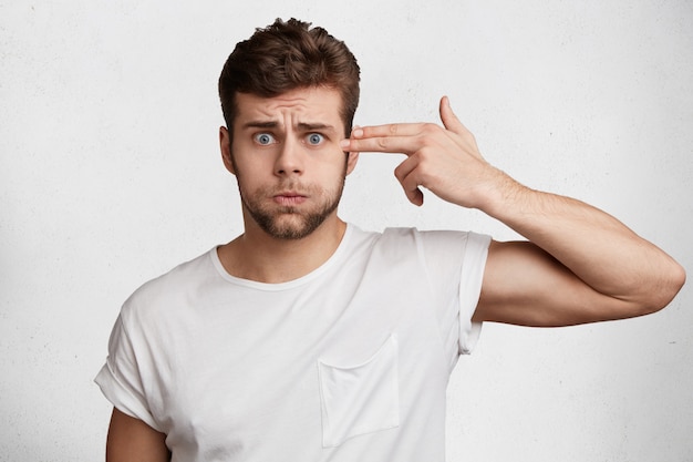 Free photo handsome young man in white t-shirt