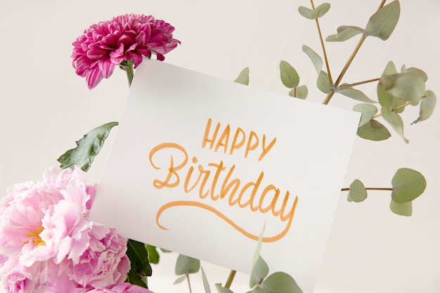 Free photo happy birthday card with flowers composition