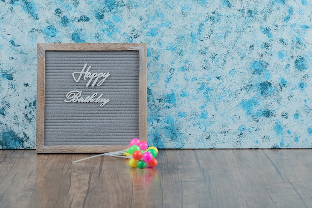 Free photo happy birthday poster embedded on grey background