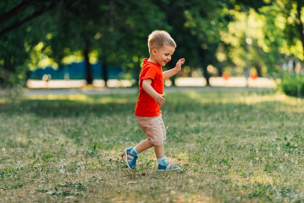 Free photo happy child playing in the park