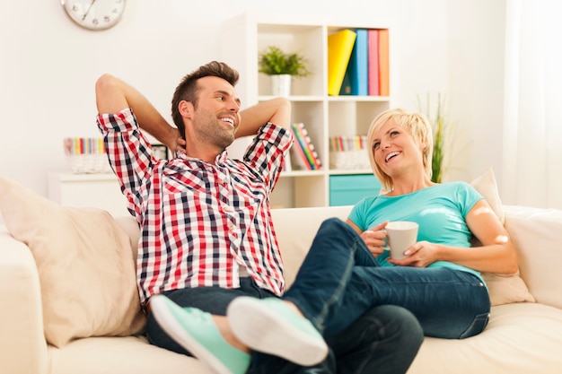 Free photo happy couple relaxing in living room