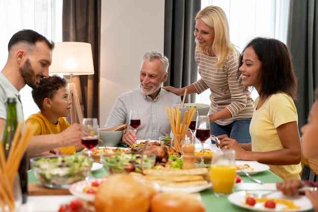 Free photo happy family havinf dinner together