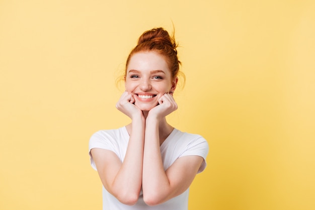 Free photo happy ginger woman in t-shirt reclines on hands