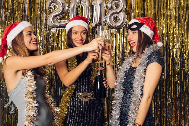 Free photo happy girls drinking champagne on new year party