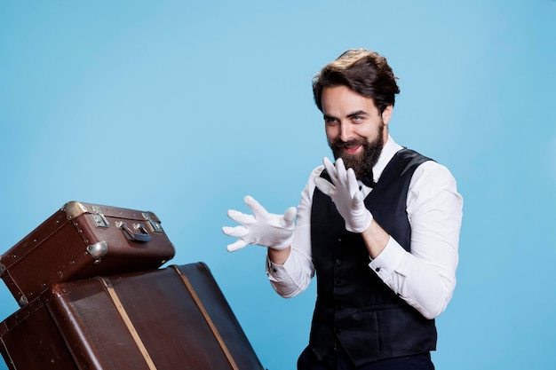 Free photo happy hotel porter in suit posing