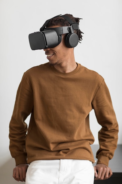 Free photo happy man with vr glasses medium shot