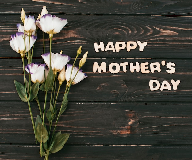 Free photo happy mothers day inscription with flowers bouquet