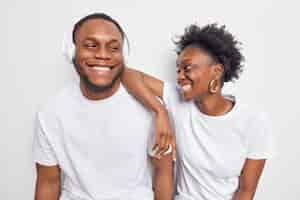 Free photo happy positive friendly afro american teenage woman and man smile gladfully