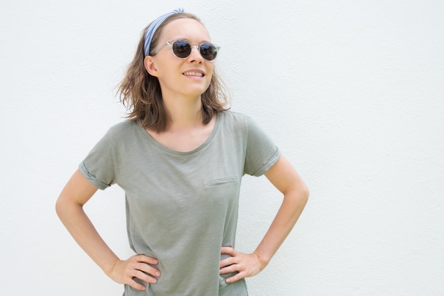 Free photo happy relaxed female tourist wearing sunglasses