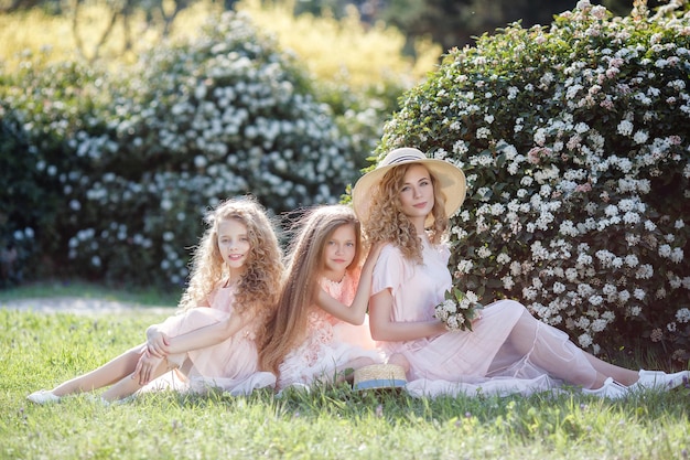 Free photo happy sisters portrait outdoor