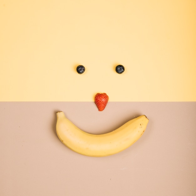 Free photo happy smiling face from fruits