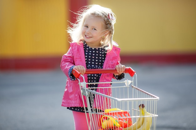 Free photo happy smiling kid shopping child with cart