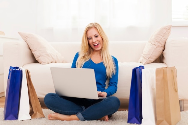 Free photo happy woman from online shopping