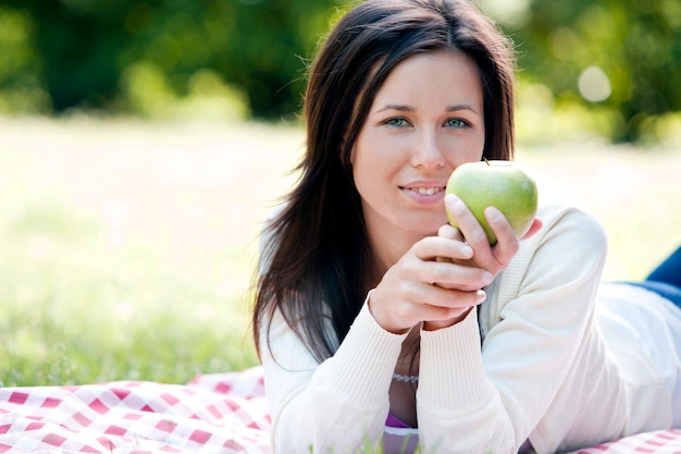 Free photo happy woman holding green apple