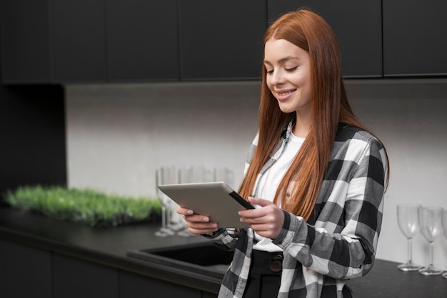 Free photo happy woman holding ipad