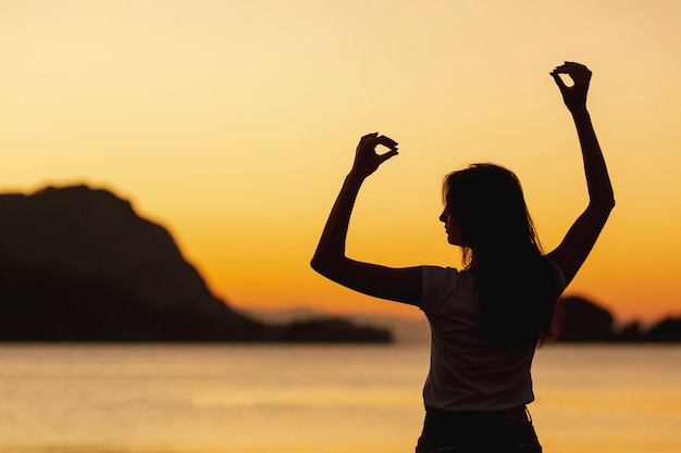 Free photo happy woman and sunset on background