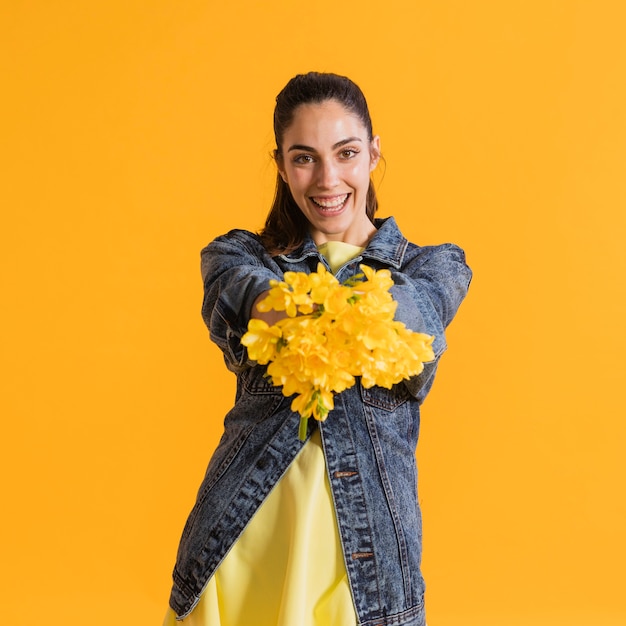 Free photo happy woman with flower bouquet