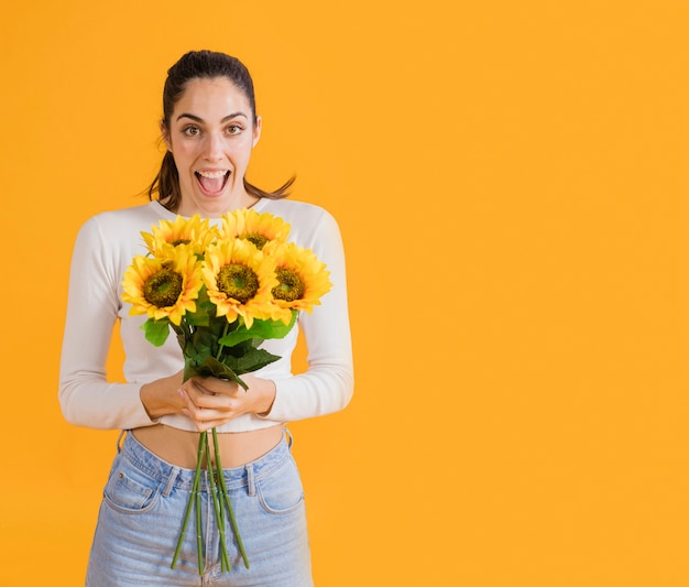 Free photo happy woman with sunflower bouquet