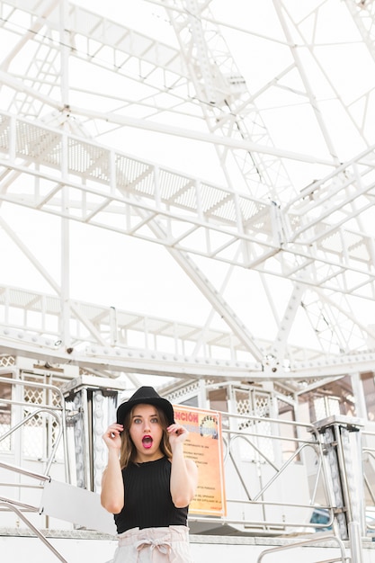 Free photo happy young girl in the amusement park