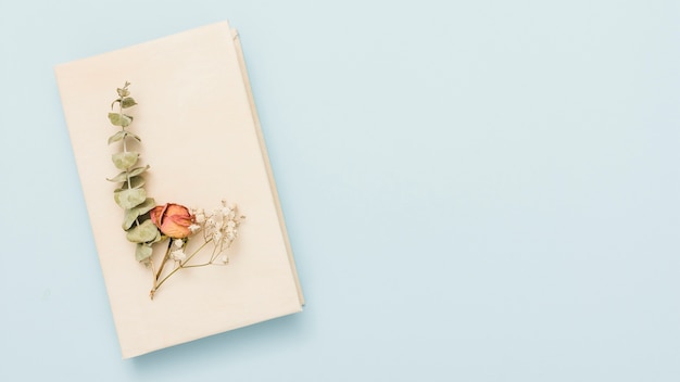 Free photo hardcover open book with flowers