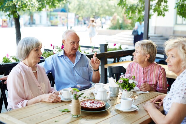 Having small talk in outdoor cafe