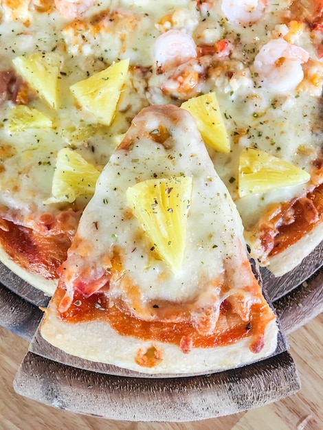 Free photo hawaiian pizza on wood tray