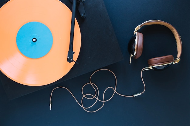 Free Photo headphones near record player