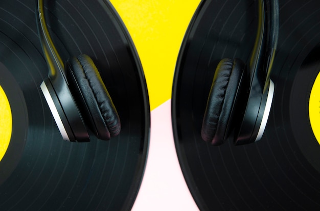 Free Photo headphones on vinyl records close-up shot