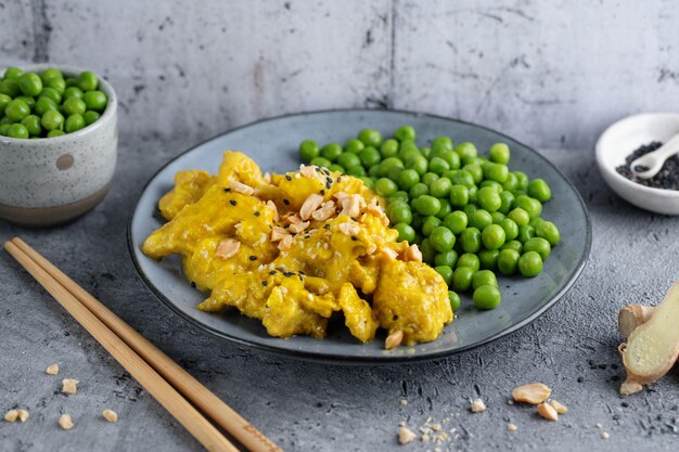 Healthy bowl with chicken and vegetables