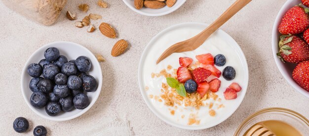 Healthy breakfast bowl with fruits and oats