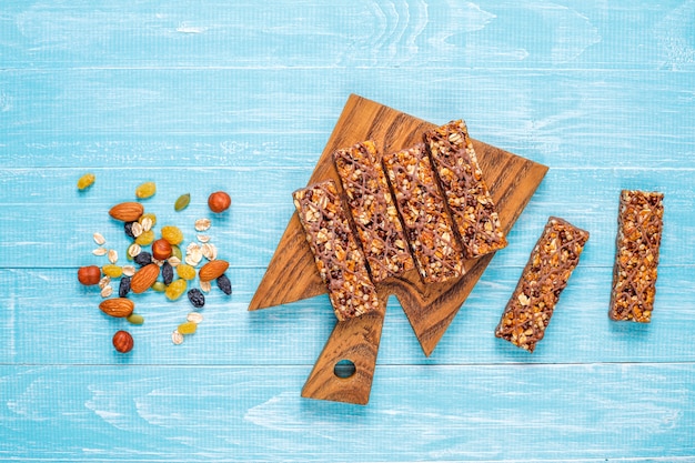 Free photo healthy delicios granola bars with chocolate,muesli bars with nuts and dry fruits