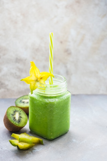 Free photo healthy and delicious green smoothie