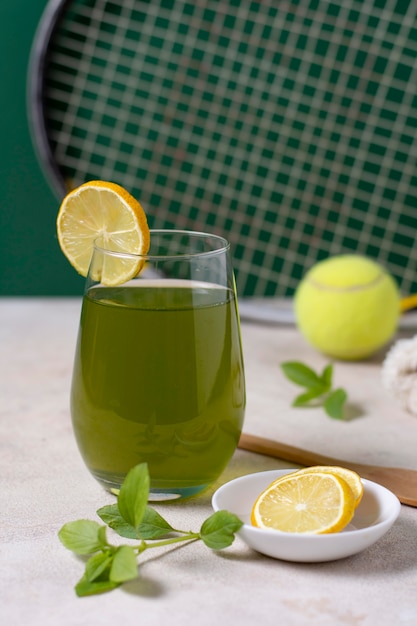 Free photo healthy drink and lemon slices