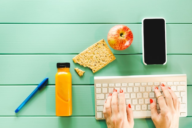 Free photo healthy food concept with keyboard