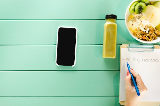 Free photo healthy food concept with smartphone and clipboard