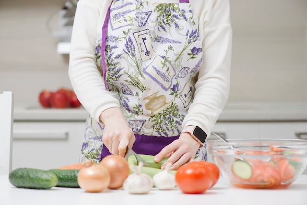 Free photo healthy food concept with woman in kitchen