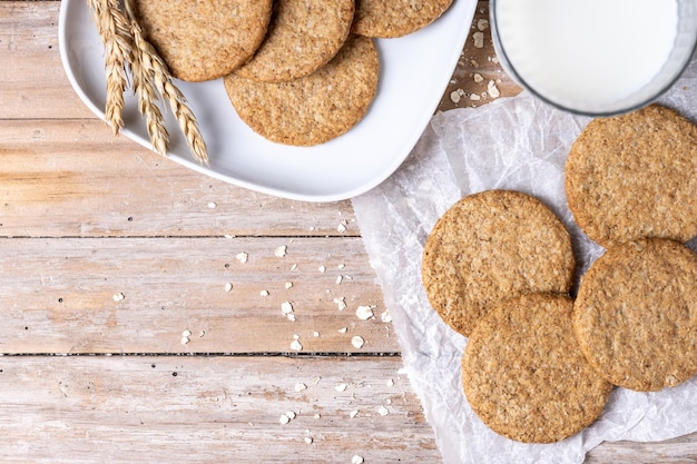 Free photo healthy oatmeal cookies on wooden table