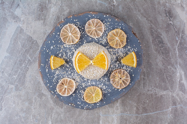 Free photo healthy oatmeal porridge with slices of orange fruit on a wooden piece.