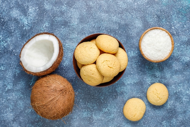 Free photo healthy vegan homemade coconut cookies with half coconut